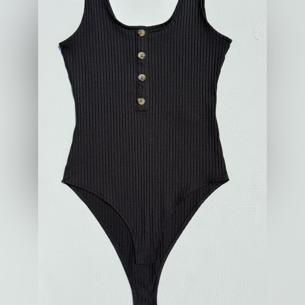 Ribbed Scoopneck Bodysuit. H&M. Size Small. Like New Condition. Solid Black.